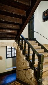 Ancien escalier en pierre typique du Périgord